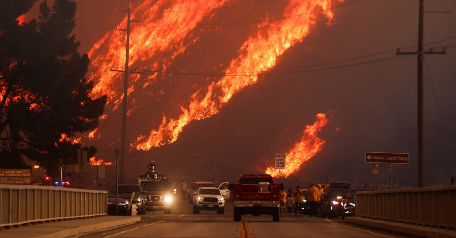 米ロス北部で新たな山火事、延焼拡大で1.9万人が避難