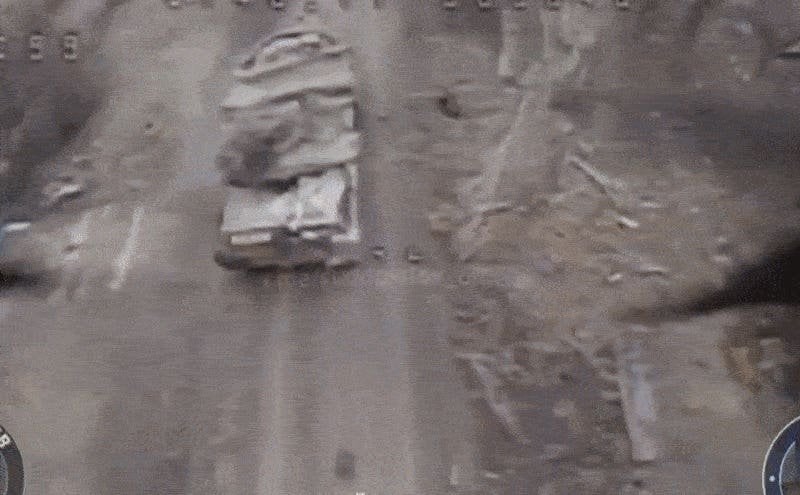 ウクライナのヒョウ1A5タンクが8つのロシアのドローンから肩をすくめた