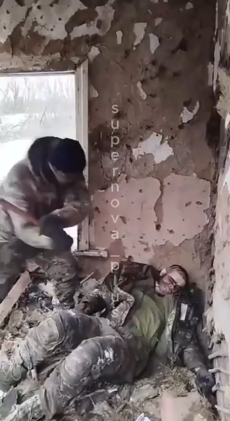 [NSFL! Very Graphic!] ウクライナ兵の死んだ体で屠殺された第155旅団のロシアの兵士。脅迫の目的で作られたビデオ。