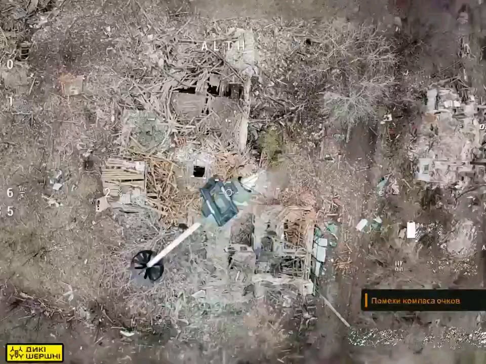 ウクライナの第100機械化旅団は、ワイルドホーネッツのFPV爆撃機ドローンを使用して、トレツク方向のロシア陣地に弾薬を投下した。 2025年1月