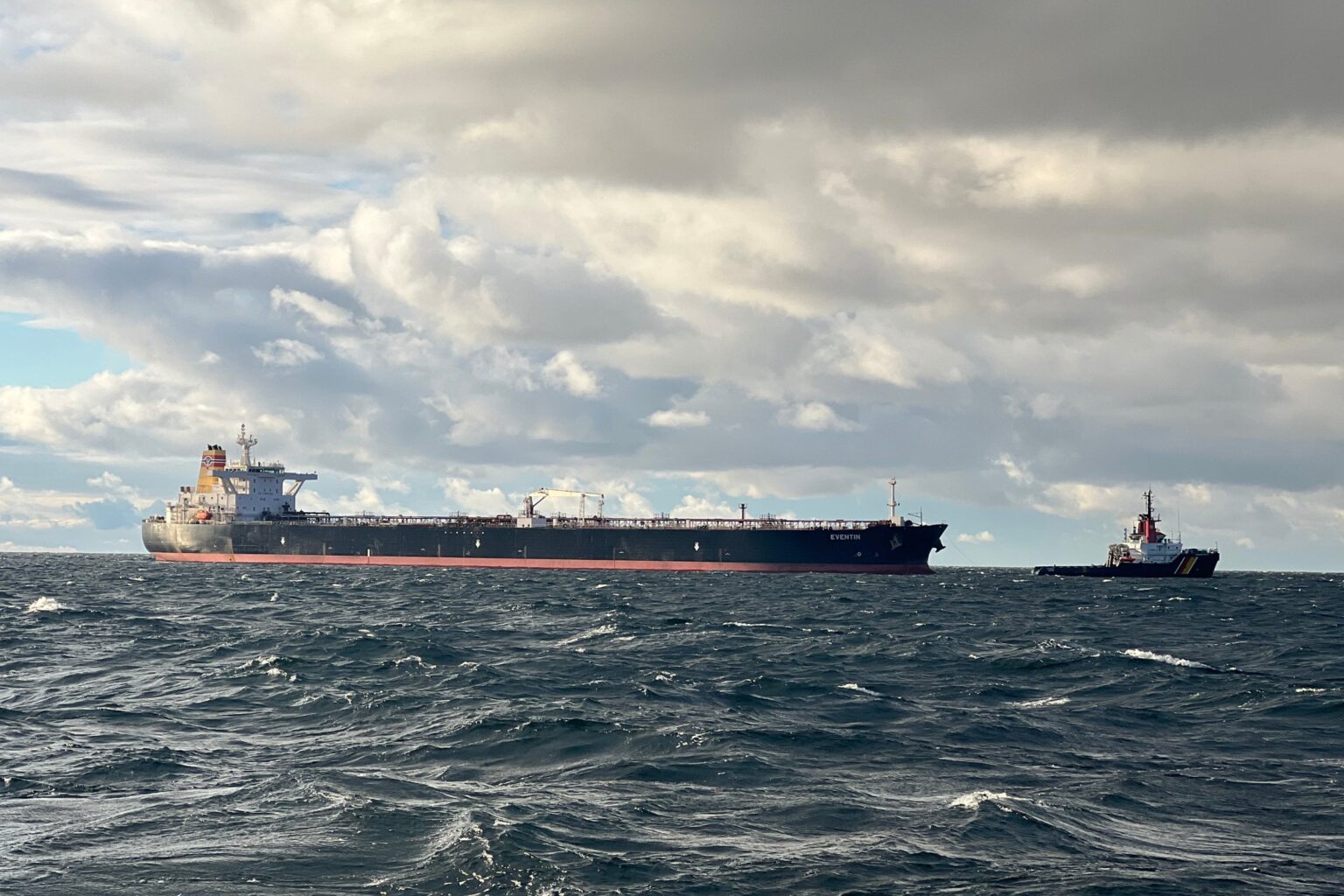 9万9000トンの石油を積んだロシアの「影の艦隊」タンカーがNATO海域を漂流