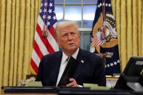 トランプ氏、移民対策に非協力的な「聖域都市」の警察や地元当局の訴追を指示 強硬姿勢を鮮明化