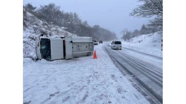 峠でタンクローリーが横転 雪道でスリップか（福島市）