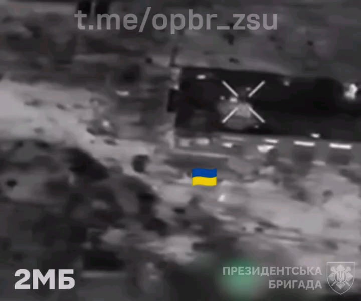 独立大統領旅団のウクライナ兵が、トレツクでロシア兵が占拠する住宅にAT地雷から作ったIEDを投げ込んだ。 2025年1月