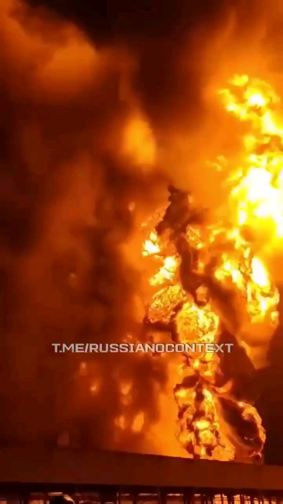 ロシアのサラトフ地方エンゲルスにあるクリスタルプラント石油貯蔵施設をウクライナ軍が攻撃した後の状況。火が燃え広がる。 2025年1月