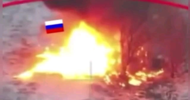 ロシアの侵略者2人がウクライナの即席地雷を視察したが、突然爆発した