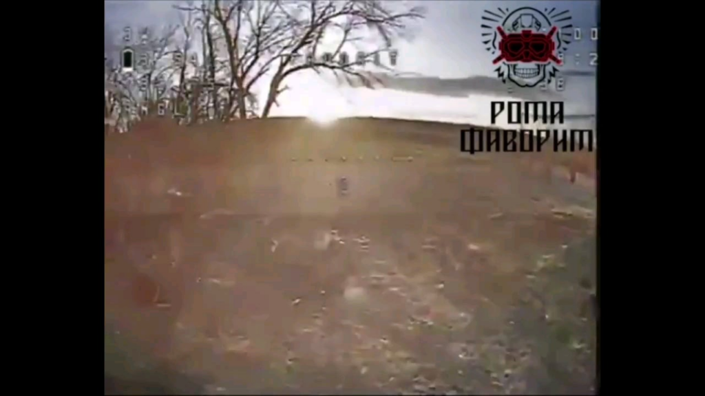 ロシアの侵略者が、ウクライナのFPV神風ドローンをライフルで必死に撃墜しようとしているが、途中で叩きつけて負傷する前に（2025年1月7日に第107TDF旅団のドローン攻撃会社「お気に入り」によって行われ、公開された作業）