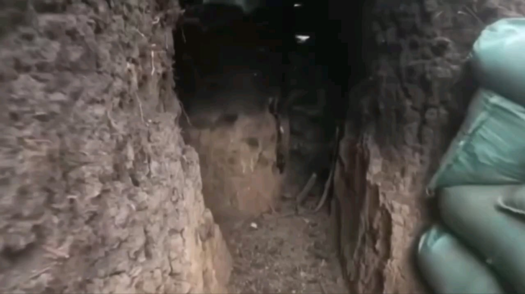 ハリコフ地域でロシア軍の陣地を掃討中のウクライナ兵士のハメ撮り映像