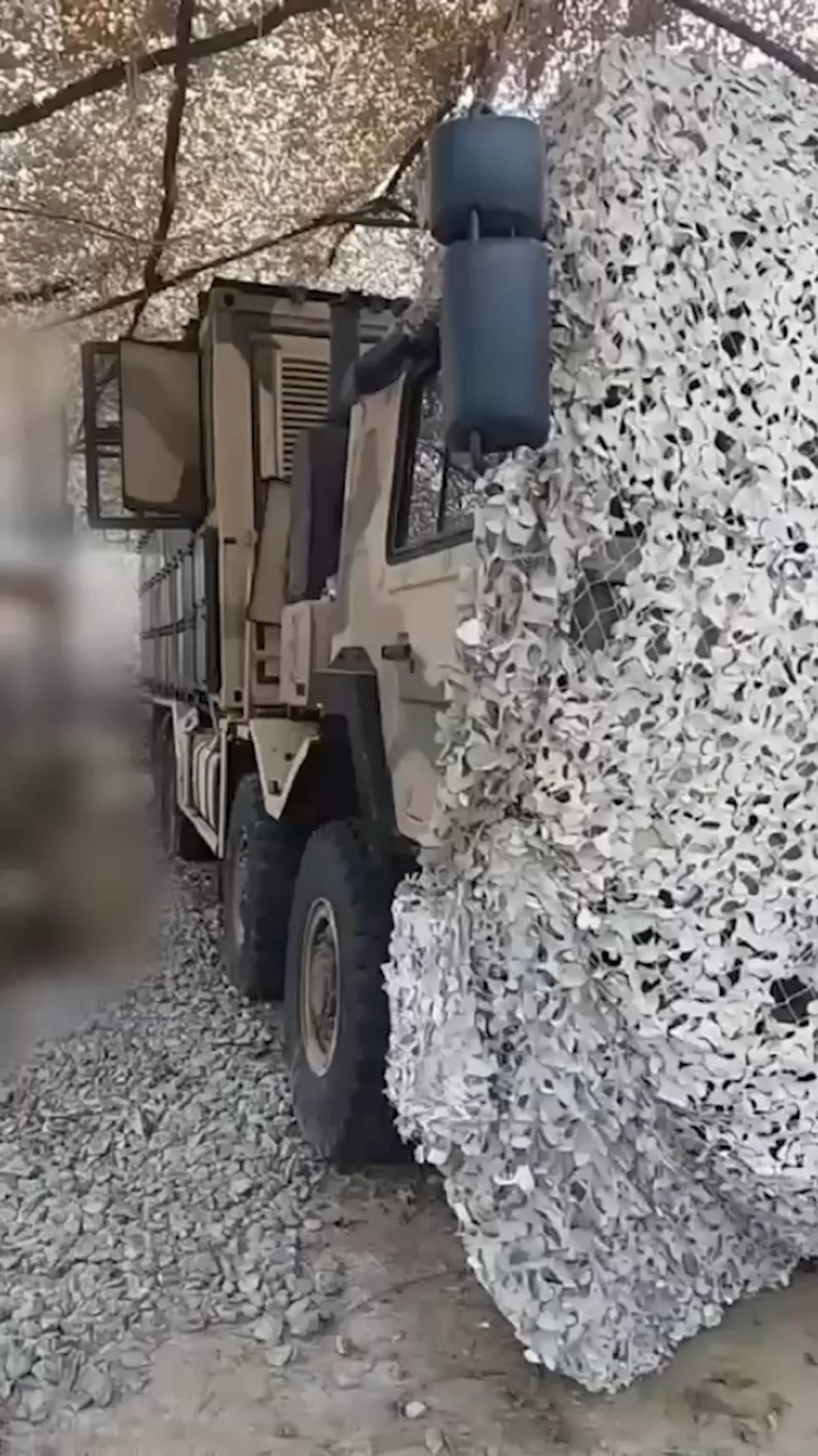 ウクライナ人はアメリカの兵器を改良し、現代の戦争の状況に適応させている。パトリオット防空システムの装甲甲羅は 200 枚のプレートで構成されています。このノウハウはドローンやミサイルの攻撃から乗組員を守ります。
