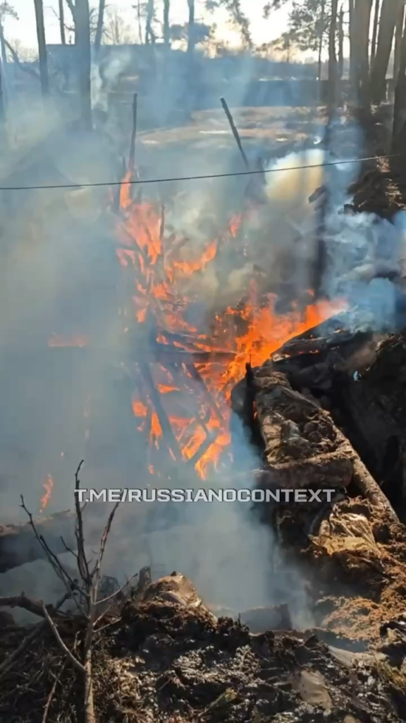 爆破された塹壕や塹壕の余波を撮影する別のロシア兵。ロシア人は、このようなことが最近頻繁に起こっていることにますます不満を抱いている