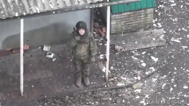 ドローン攻撃中のロシア女性兵士の映像。