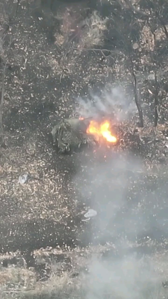 第102TDF旅団第78大隊のウクライナ人無人機操縦者がロシアの地上無人機を破壊した。ザポリージャ正面。 2024年12月
