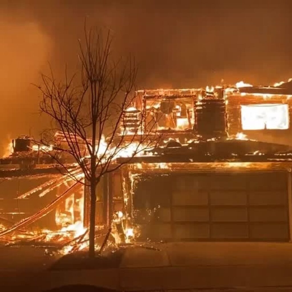 米ＬＡ大火災、焼失した住宅の多くが「無保険」か 近年の山火事頻発で多数の保険会社がすでに撤退