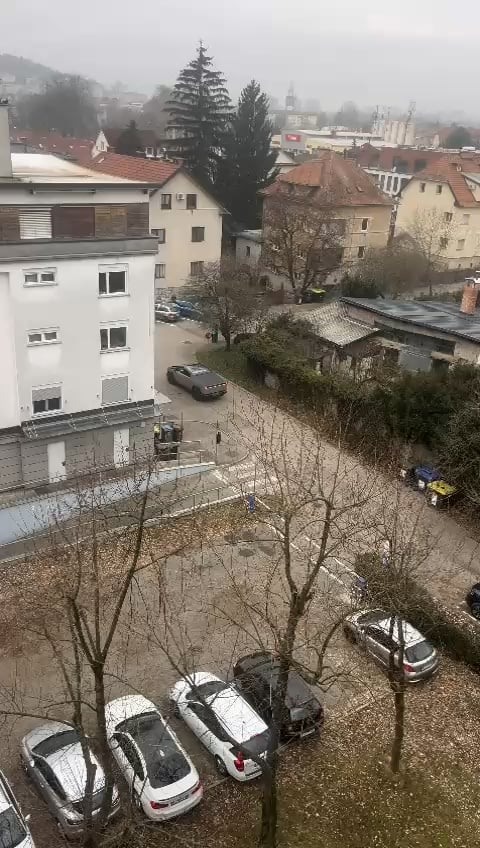 ベジグラードの後ろのリュブリャナのサイバートラック