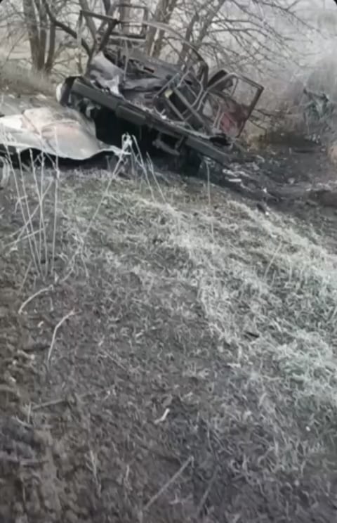 NSFW: ロシアのフラットブレッドトラックが破壊され、運転手が残骸の中に残った。