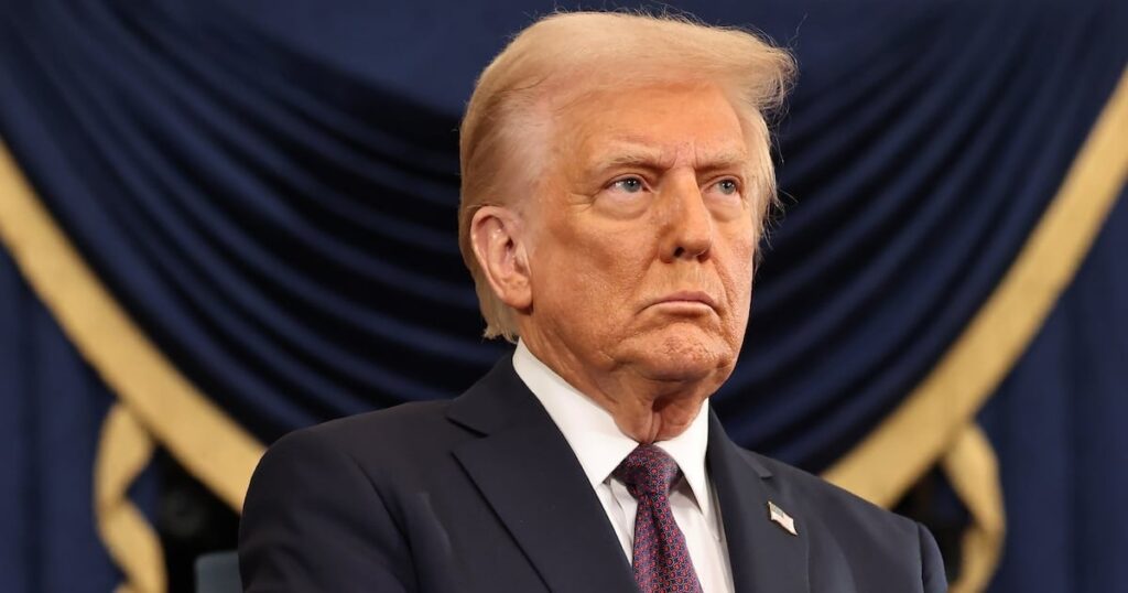 トランプは、「違法な」真夜中の虐殺で政府のウォッチドッグを解雇します