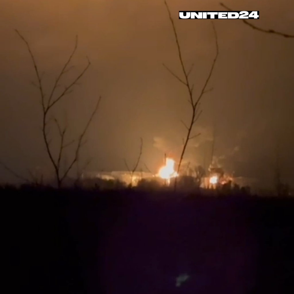 ロシアのヴォロネジ地域にある製油所にドローンが衝突、少なくとも3回の爆発音が聞こえたと伝えられている