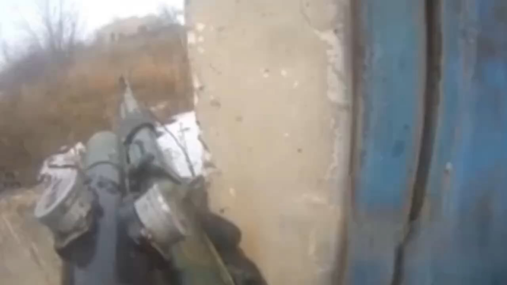 シェルは、クルスク地域でウクライナの地位に攻撃し、goproオペレーターを盲目にしている間、ロシア兵を攻撃します
