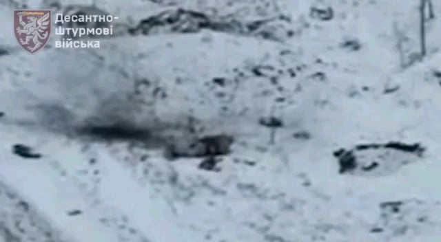 ウクライナ第80航空強襲旅団のFPVドローンがロシア侵略者を攻撃する一方、彼らの同志は何事もなかったかのように歩き続けている。クルスク地方