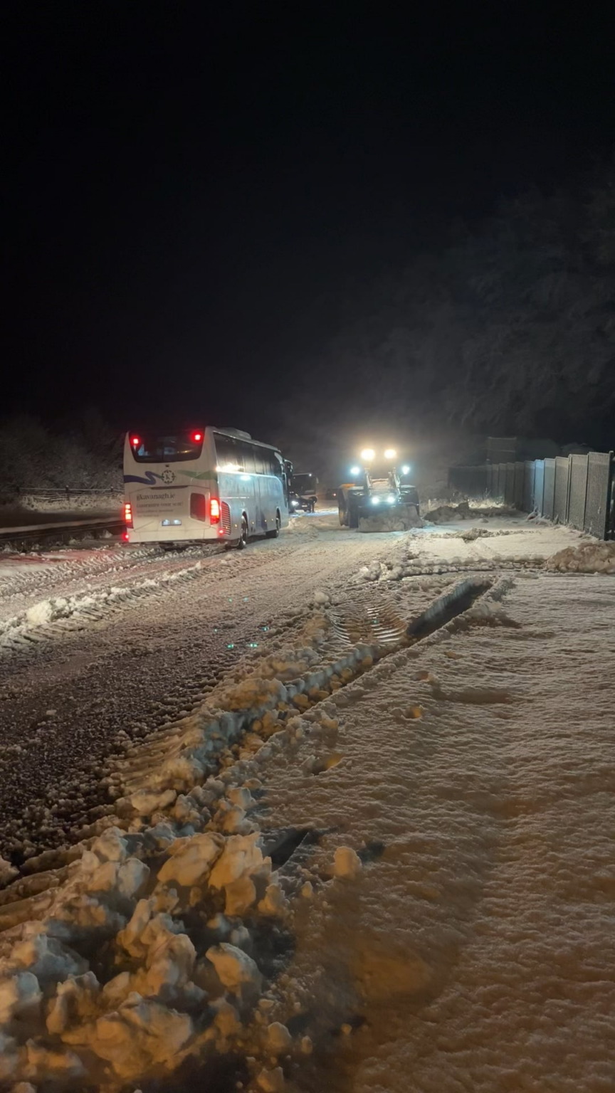昨夜午前3時に地元の農家が道路を整備し、バスを手伝いました。