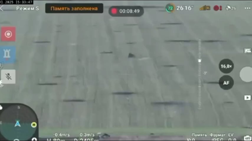 バイクに乗ったロシア兵は鉱山に真っ直ぐ突っ込み、攻撃を途中で終了させた。