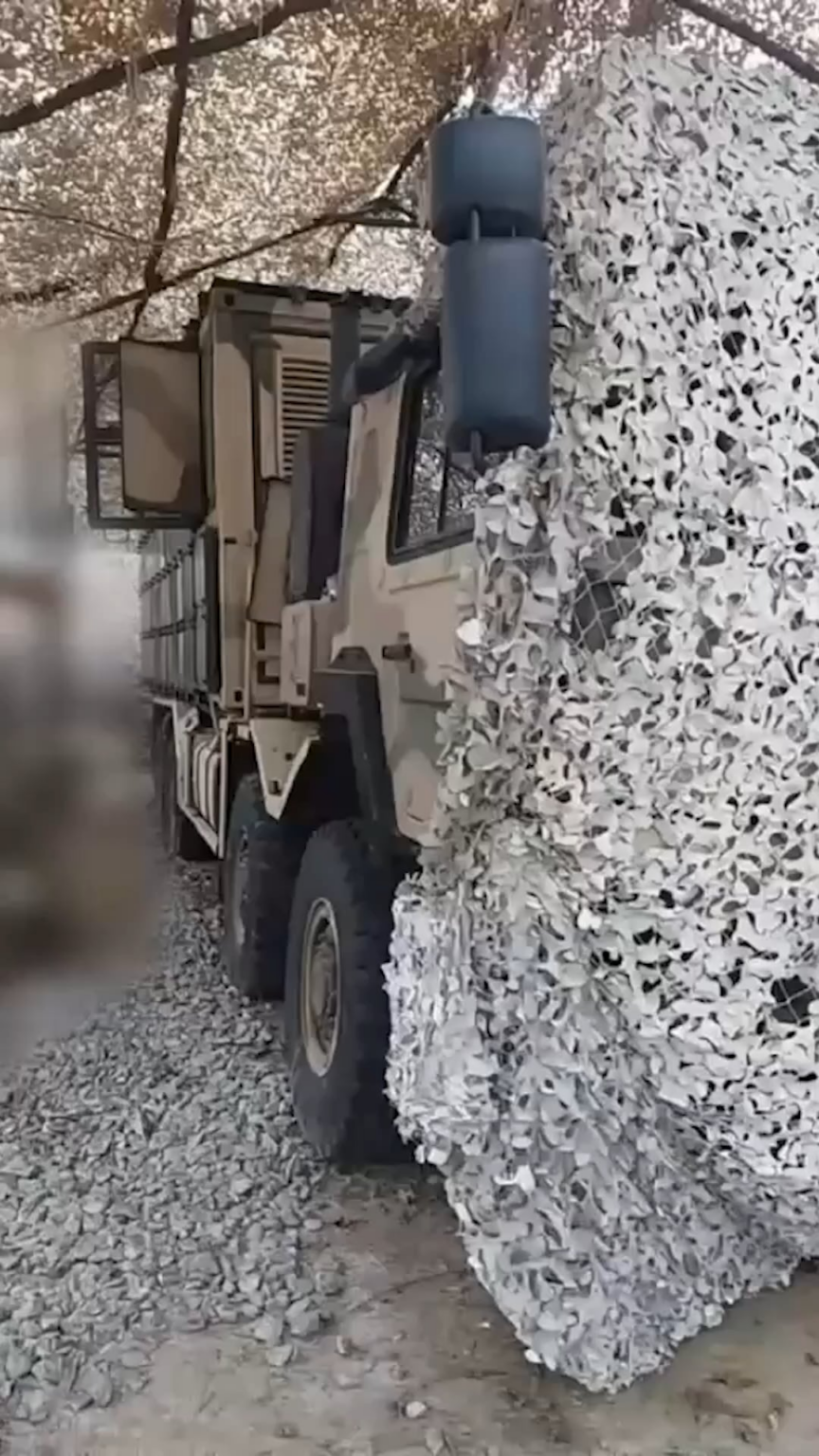 ウクライナ人はアメリカの兵器を改良し、現代の戦争の状況に適応させている。パトリオット防空システムの装甲甲羅は 200 枚のプレートで構成されています。このノウハウはドローンやミサイルの攻撃から乗組員を守ります。