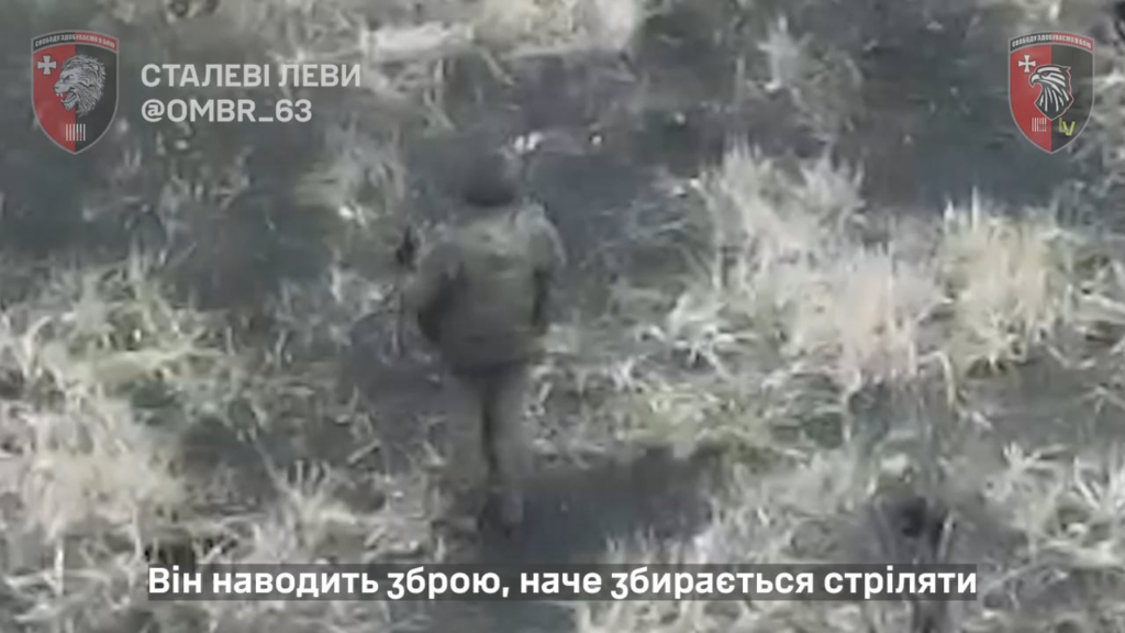 侵入者は手に武器を持って、静かにUAF戦闘機に向かってまっすぐに歩きました。まるで自分の命を大切にしていないように見えました。第55大隊の男たちが近くにいて彼を倒しました。