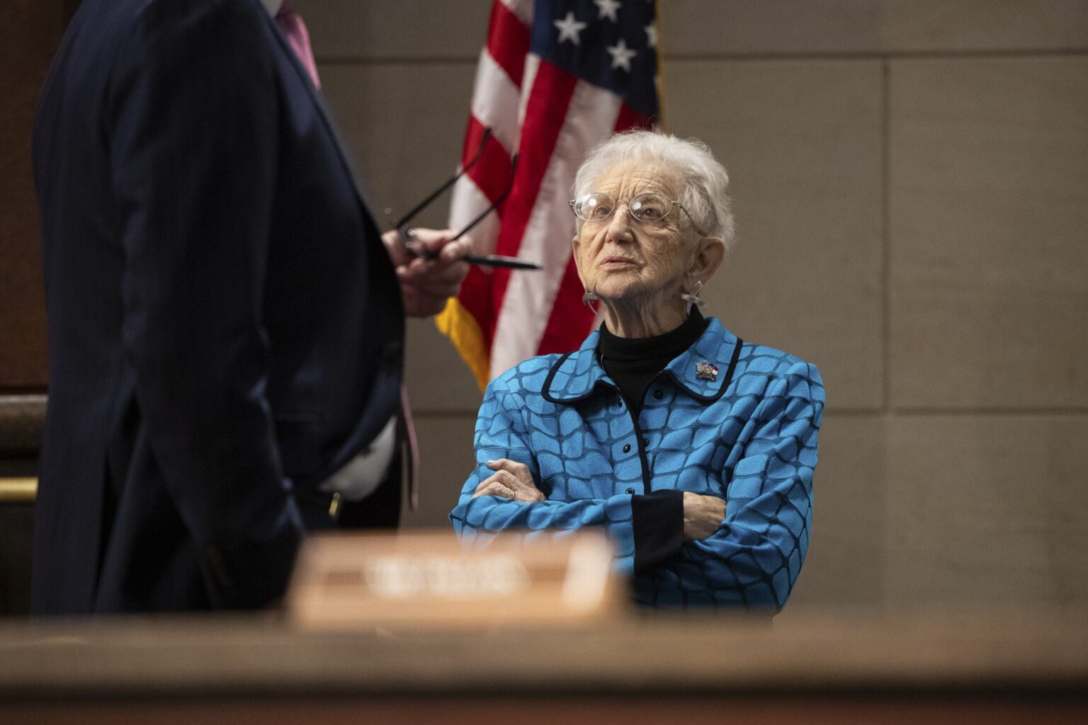 バージニア・フォックス下院議員（81）、新議会初日に滑落転倒