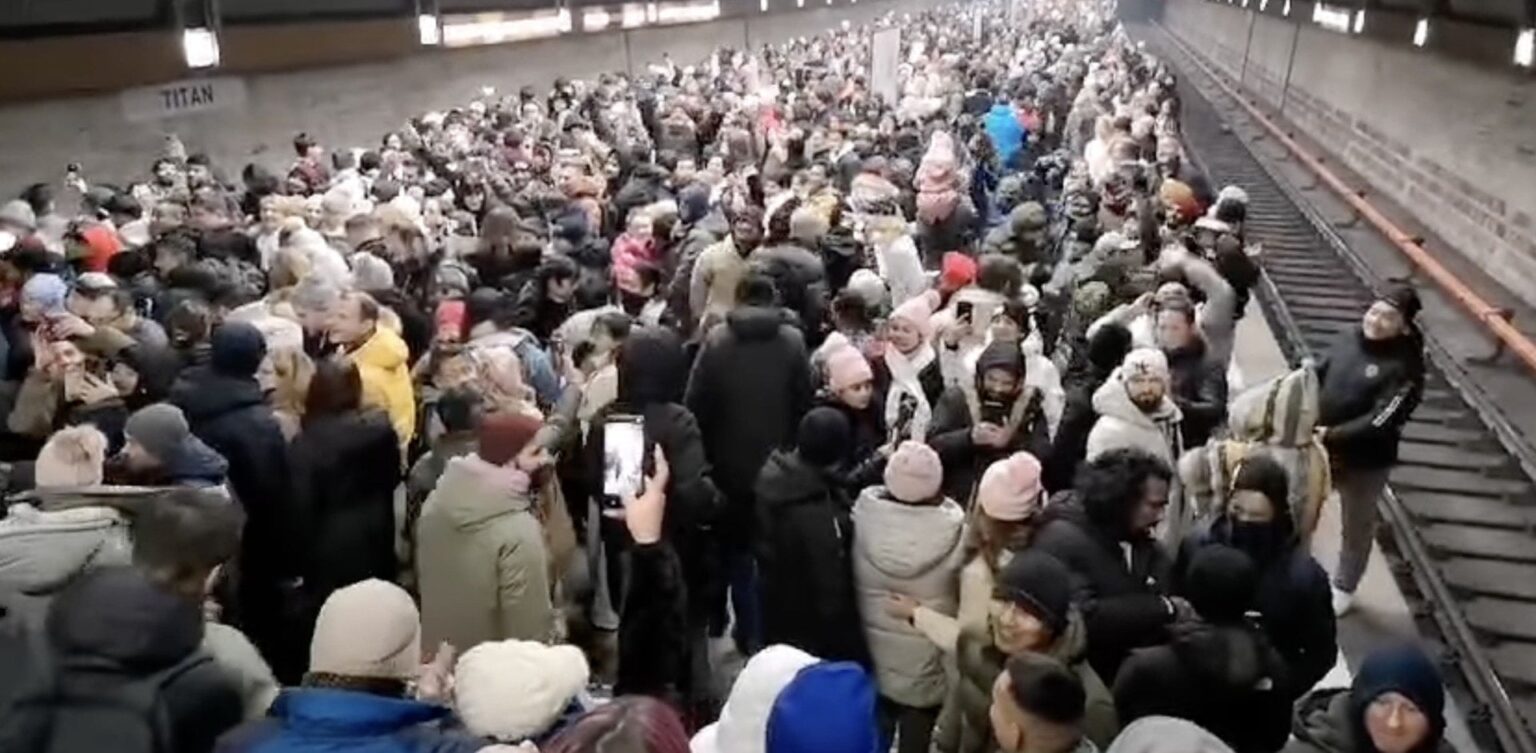 動画 何百人ものネパール人がタイタン地下鉄のホームに集まり、「ネパール」と叫び始めた