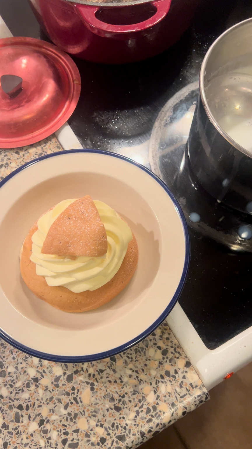 私はトゥレ・スヴェントンだと認識しています。毎日hetvägg/semlaを飲むのがやめられません！