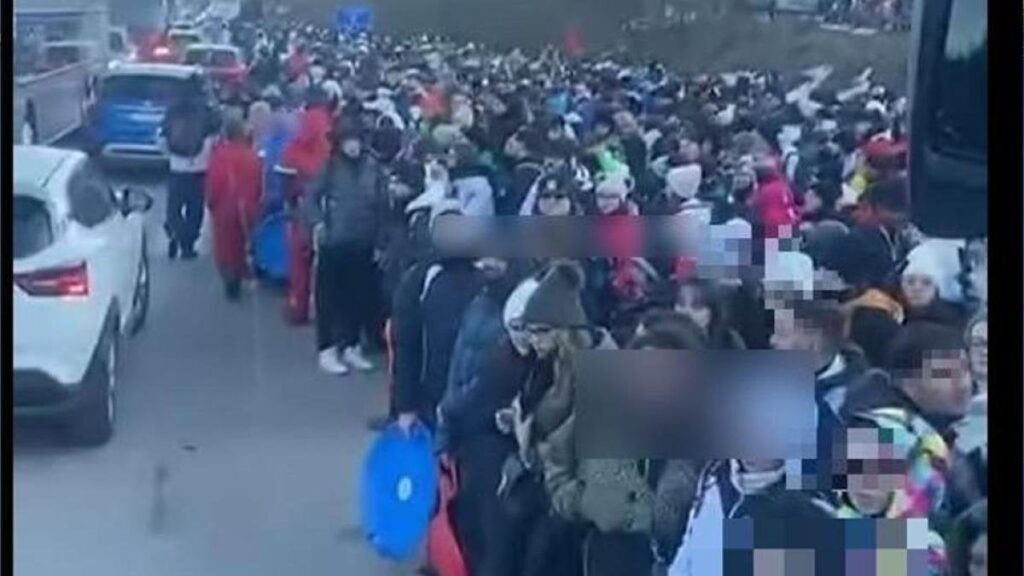 ロッカラーゾ、1万人のナポリ人スキーヤーに麻痺：これはTikTokで販売された低価格旅行の影響