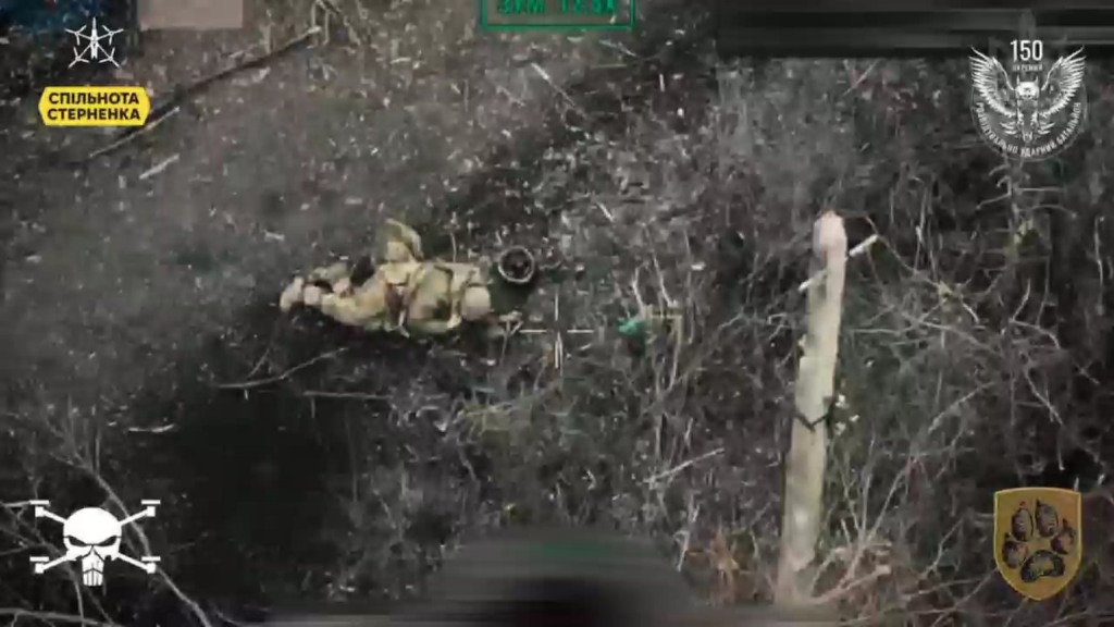 ロシア兵はFPVドローンが衝突する前に銃で自殺しようと決意する。 NSFW グラフィック。