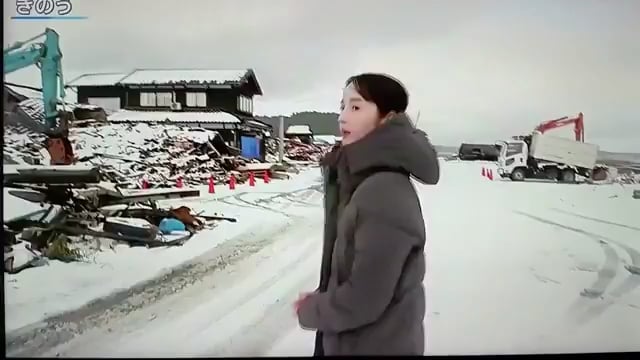 【動画】山本恵里伽アナ「珠洲市に来ています、地震発生から1年が経ちましたが、ご覧のように崩れた家屋はそのまま…これ(隆起したマンホール)は半年前と全く同じ状況…」政府は良くやってる、復旧が進んでる、と言って印象操作してる古市やフジ、読売や馳って、ホント庶民の敵じゃね？　　#報道特集