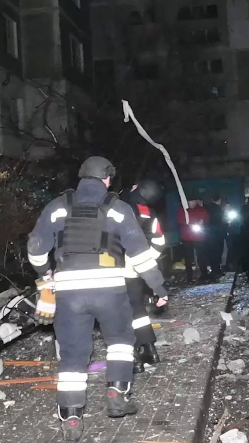 ロシアは、ウクライナのスミー市の住宅建設を攻撃しています。少なくとも4人が死亡しました。 8歳の子供を含む9人が負傷しました。ロシア人は通常、ウクライナの防空を枯渇させるためにミサイルと組み合わせておとりドローンを使用します。