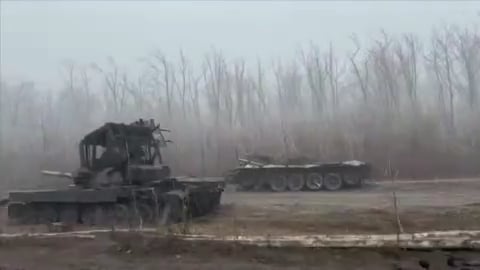 前線に向かうロシア人が道路脇で焼け落ちた数十台の車両を撮影 [January 2025]