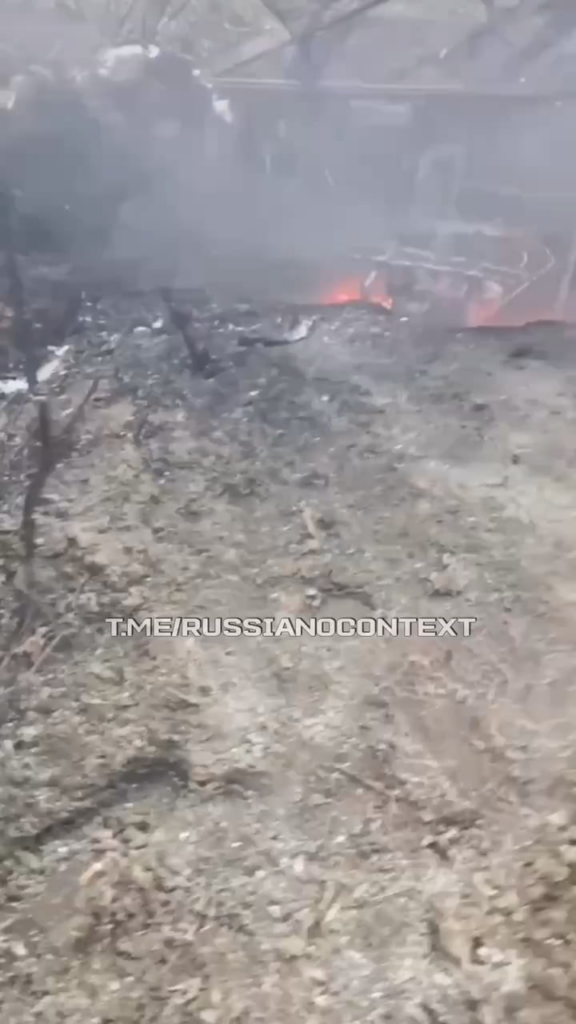 自分の四輪バイクを修理したばかりのロシア兵士は、ウクライナの無人機によって破壊されたという事実を悲しんでいる