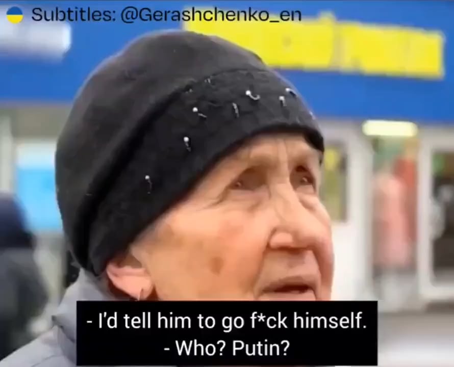 「私なら彼に言います [Putin] その後、ロシア警察が真実を語っていた別のロシア人おばあちゃんを逮捕しようとしており、群衆が逮捕を止めようとする様子が見られる。
