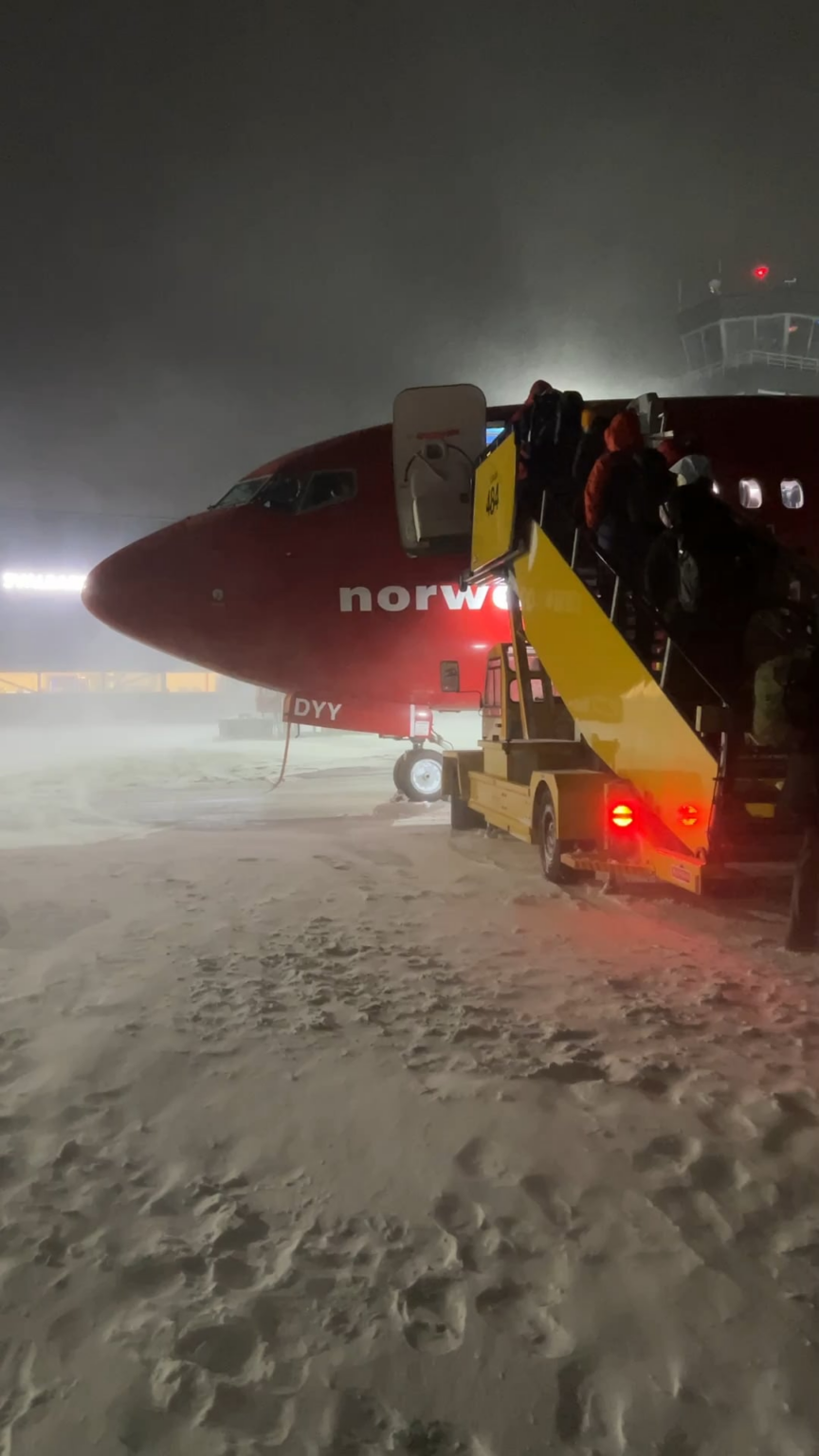 ほぼ5時間の遅れを経て、ロングイェールビーンから本土に戻る飛行機に搭乗。