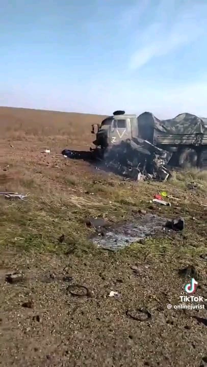ロシア兵士は、ウクライナの物流車両に対する無人機攻撃の余波を撮影した。