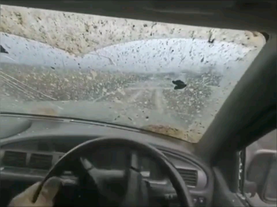 泥だらけの道路を運転するウクライナ兵士は、窓ガラスが割れる爆発を間一髪で避けた。