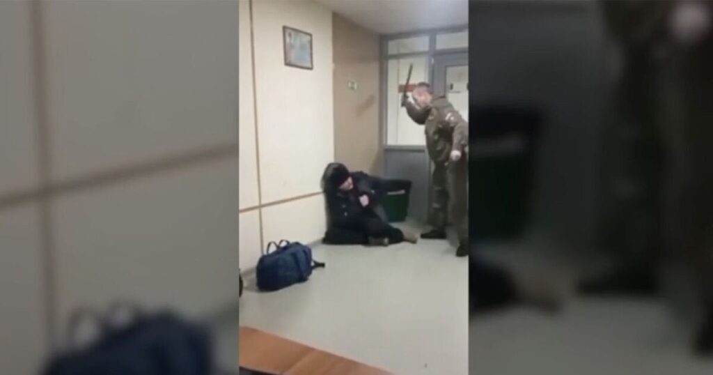 プーチン大統領の凶悪犯が負傷したロシア兵を殴り、性的虐待を脅迫