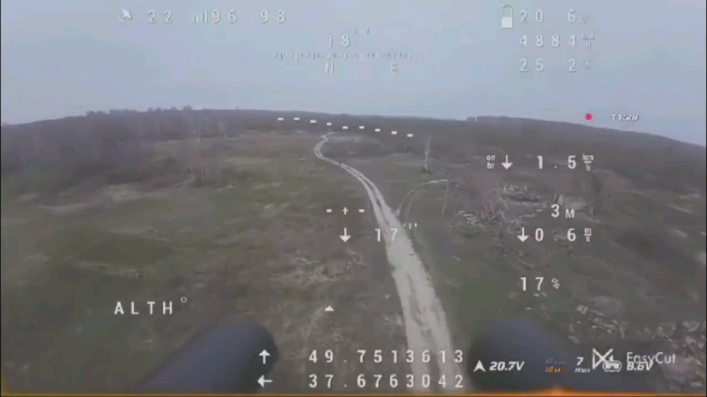 正体不明の部隊のウクライナ（デジタル）FPVショットガンドローンがロシアのDJIドローン3機を撃墜し、ショットガンでロシア兵士も標的にした。