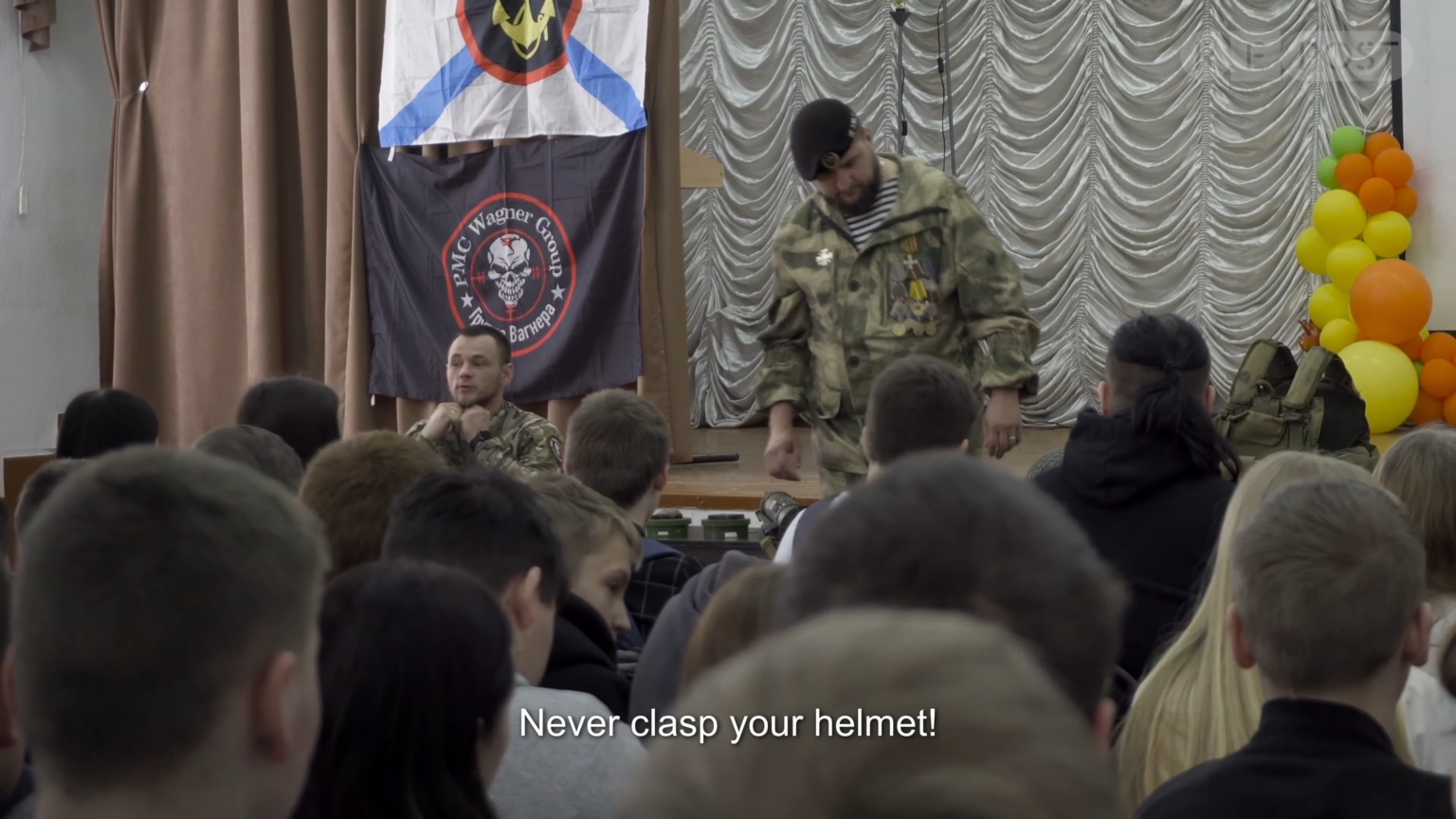 ロシアの教師が戦争中の学校の集会、コンサート、卒業生を記録し、サンダンスで彼の映画を初演しました