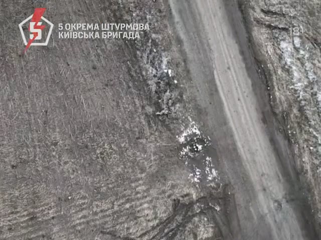 NSFW：ウクライナの第5回攻撃旅団は、ドローンが弾薬を落としたロシア兵と軽い車両を標的にしました。 Khurakove方向。 2025年1月