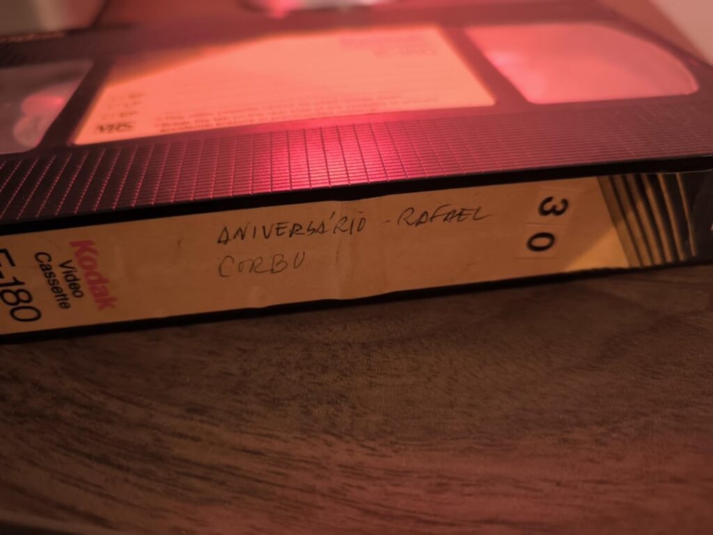 紛失したVHSカセットの持ち主を探す