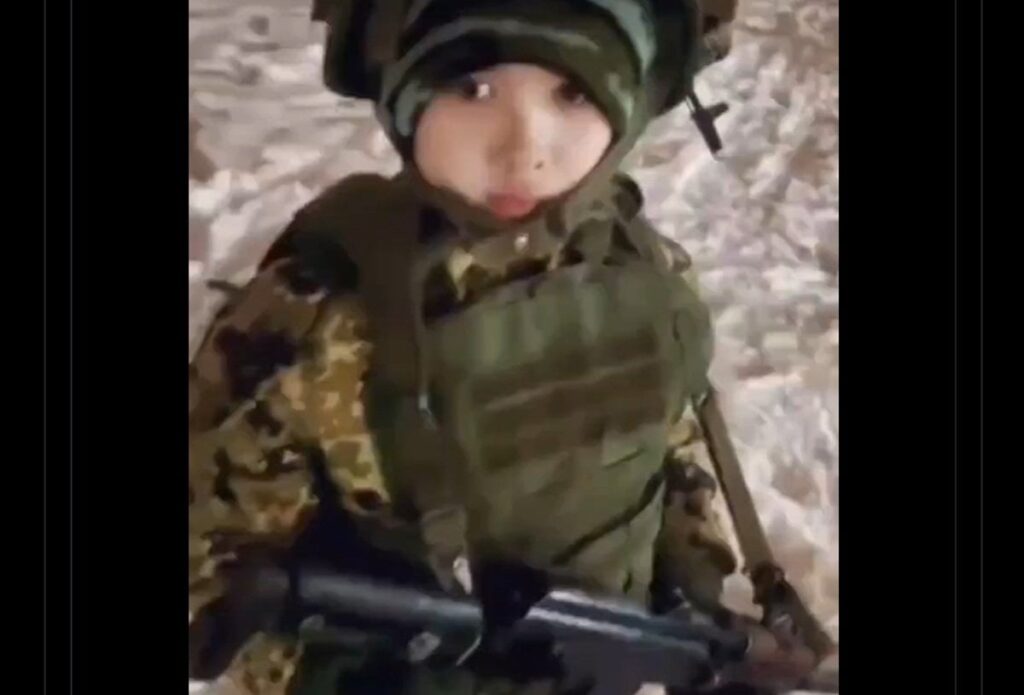 幼い生徒が授業中に銃撃の練習…「兵士不足」ロシアが進める「子供の兵士化」、訓練の授業映像が拡散
