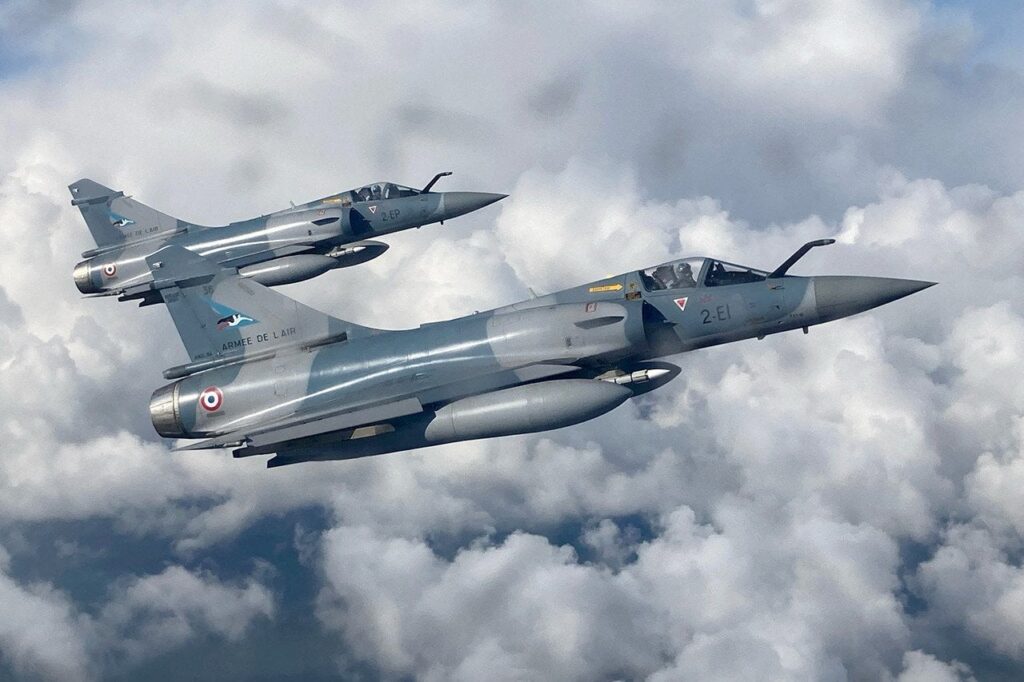 フランスは1月末までに初のミラージュ5F戦闘機をウクライナに引き渡す。フランスの戦闘機はウクライナ空軍の任務に適応している。ウクライナは最大10機のミラージュ-5Fジェット機を受け入れる予定だ。フランスはまた、シーザー砲システムとAMX-10RC装甲車両をウクライナに納入する予定である。