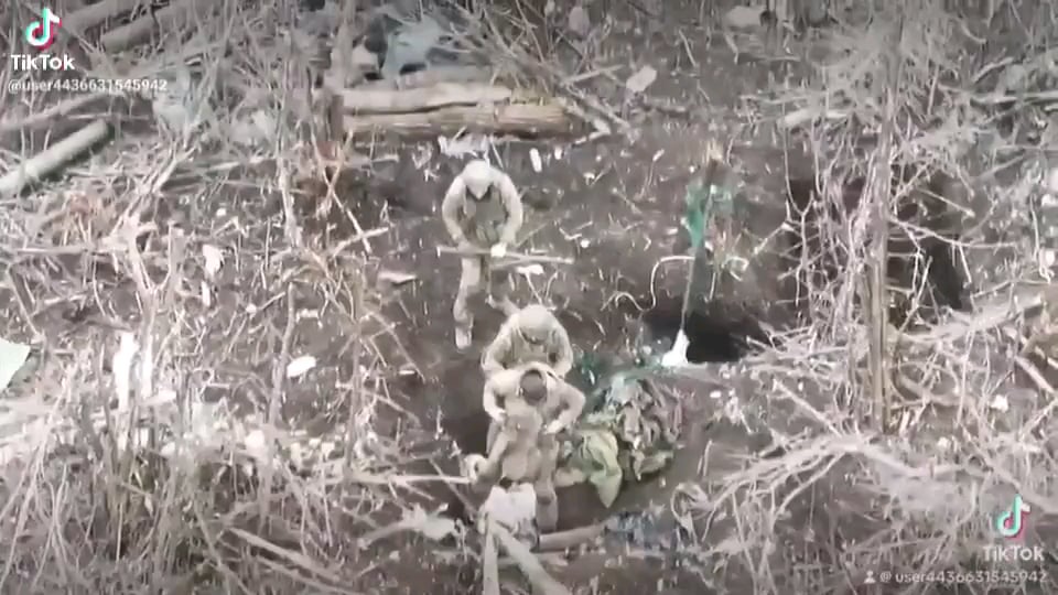 ウクライナの無人機パイロットは、特別任務に就いている3人のロシア兵士を観察した。しかし、彼らの任務の目的はまだ不明です。