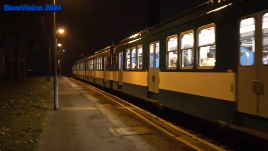 MÁVの責任者によって運行再開が推進された「改装された」HÉV列車は、ひどい音とドアを備えている（アンドラーシュ・ベッスキーのビデオからの抜粋）