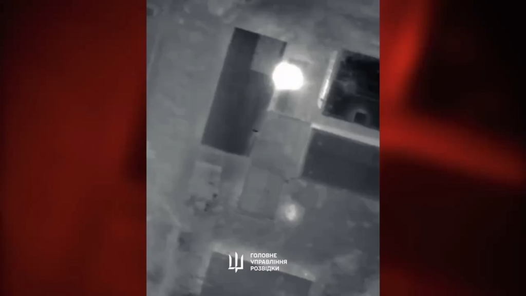 ウクライナが製造した Sych 固定翼爆撃機無人機は、敵陣背後の燃料貯蔵所、弾薬庫、人員、監視装置などの目標を攻撃するアップグレードされた対電子戦能力を備えています。 (日付と場所は不明/第9国防情報総局のパーティーザングループが本日発表)